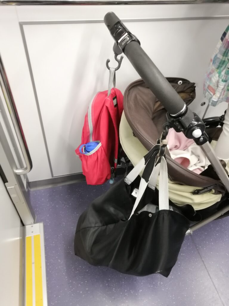 ベビーカーに荷物を下げている写真