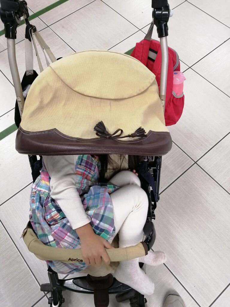ベビーカーで子供が寝ている写真