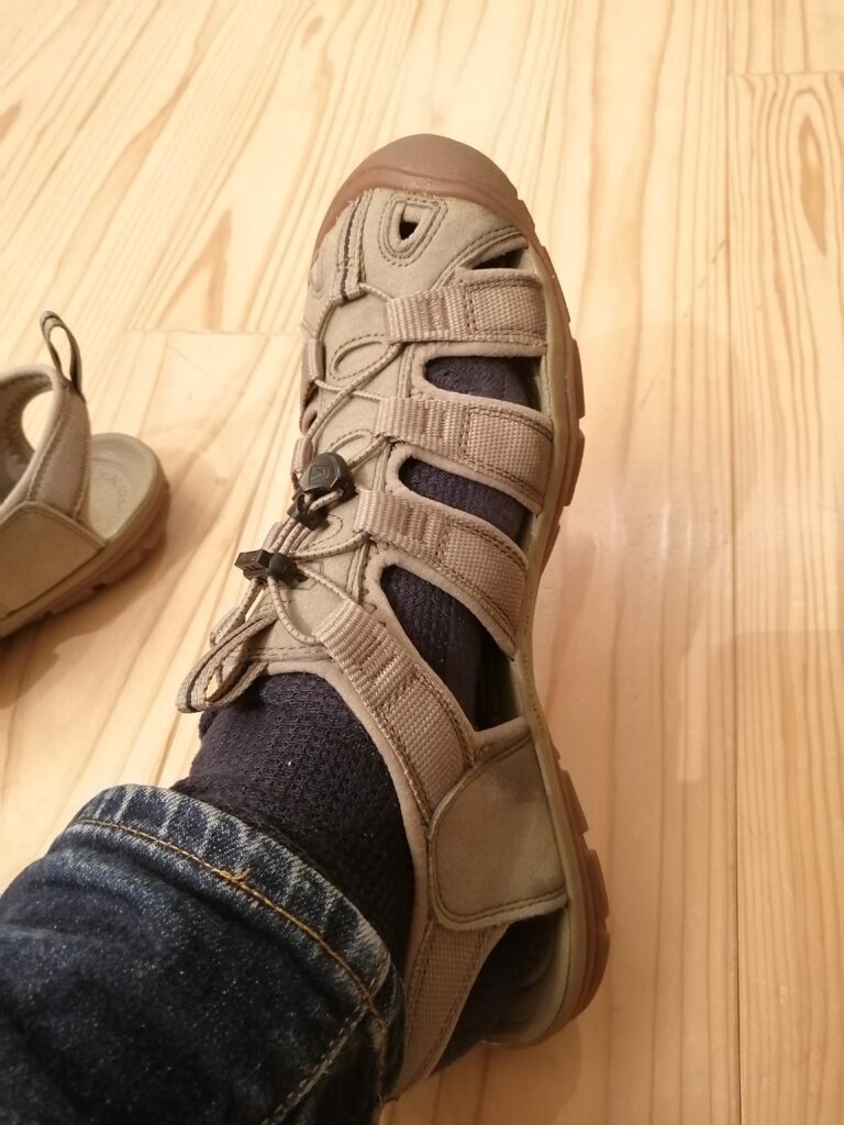 KEENのサンダルを履いている写真