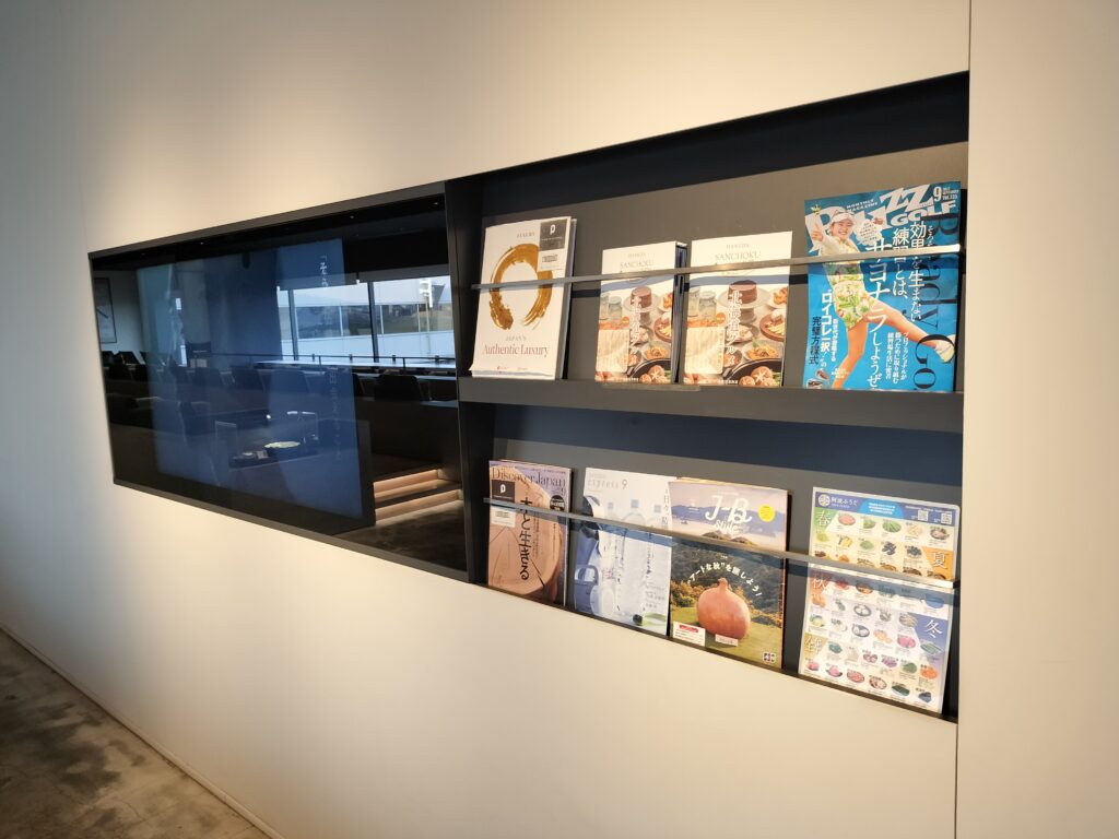 羽田空港国内線ラウンジの写真8(雑誌)