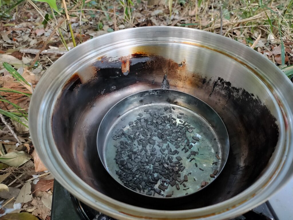 スモーク皿に入れたスモークチップ