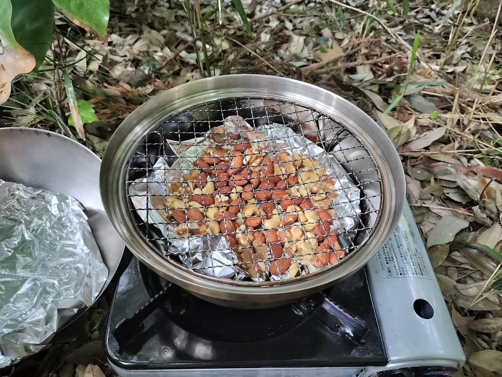 ナッツを網にのせたコンパクトスモーカー