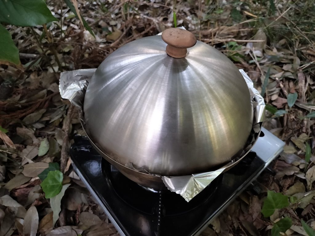 ふたをしてナッツを燻製しているコンパクトスモーカー