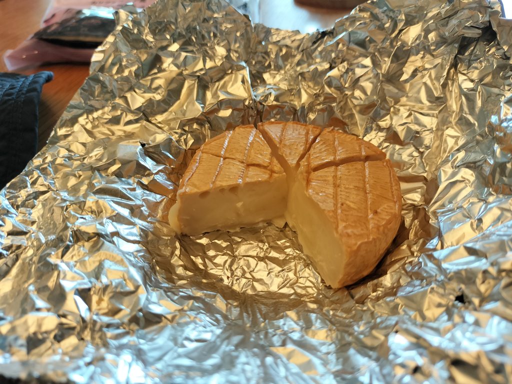 燻製したカマンベールチーズ