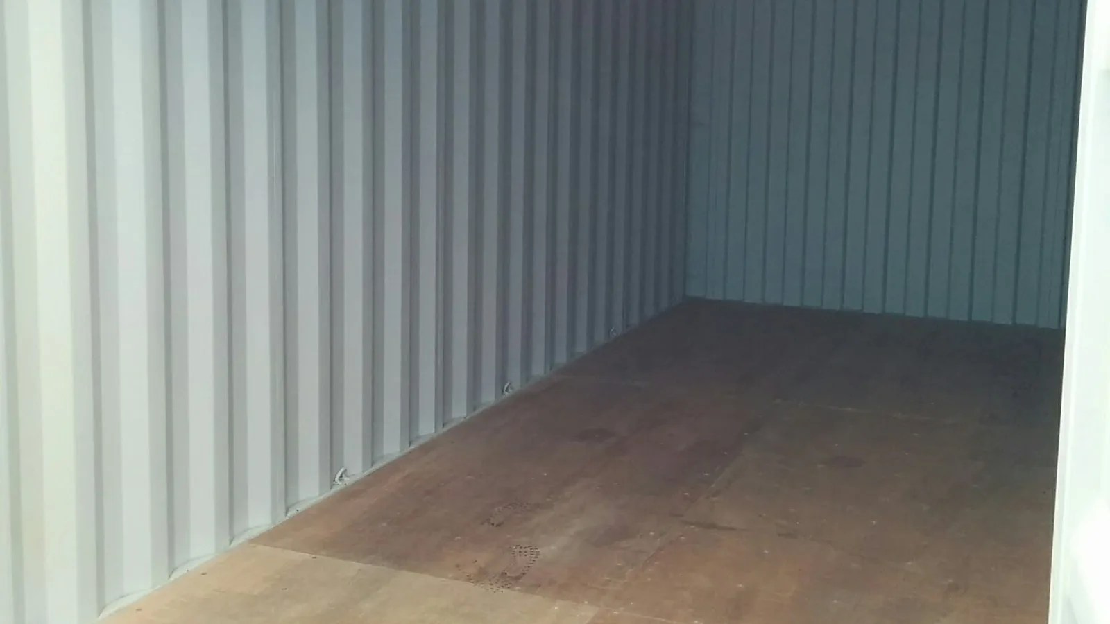 荷物を入れる前の屋外型コンテナの室内