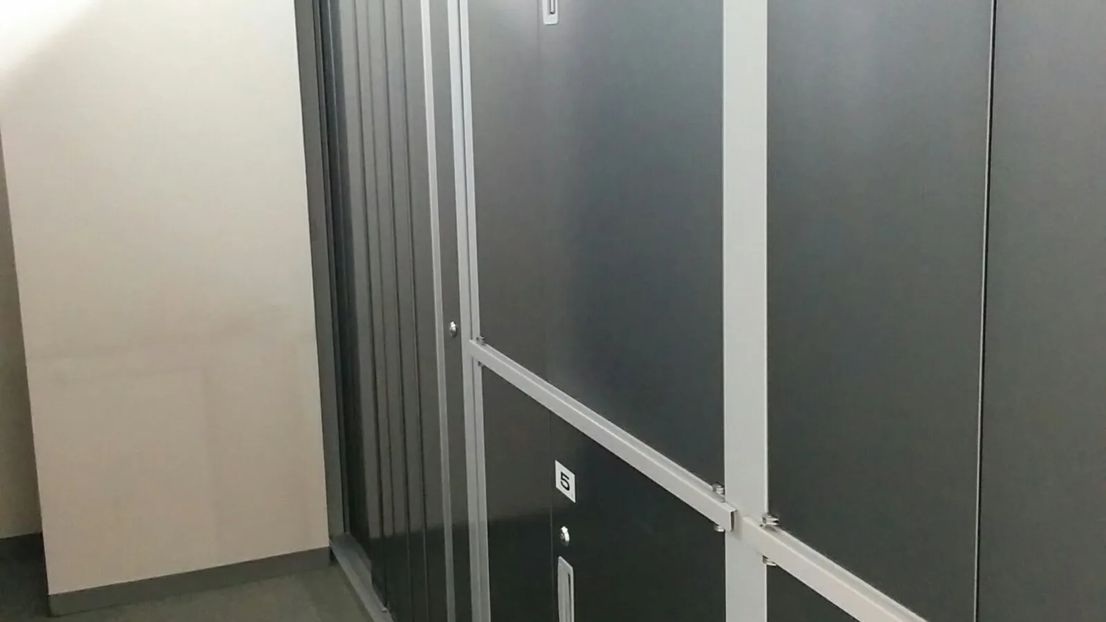屋内型トランクルームの上下2段に分かれた小さな区画