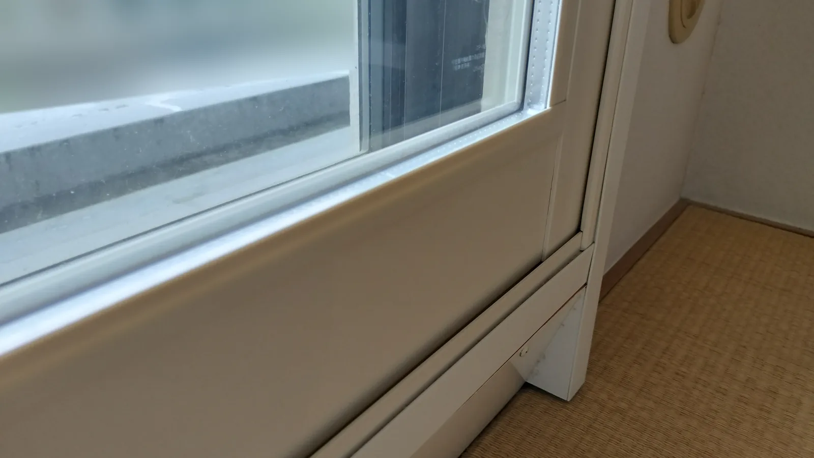 内窓の樹脂枠とペアガラスの下の部分